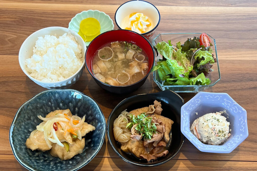 鶏の南蛮漬け＆豚肉と厚揚げの煮物定食。富山県砺波市の定食・居酒屋サンタス食堂のフードメニュー。