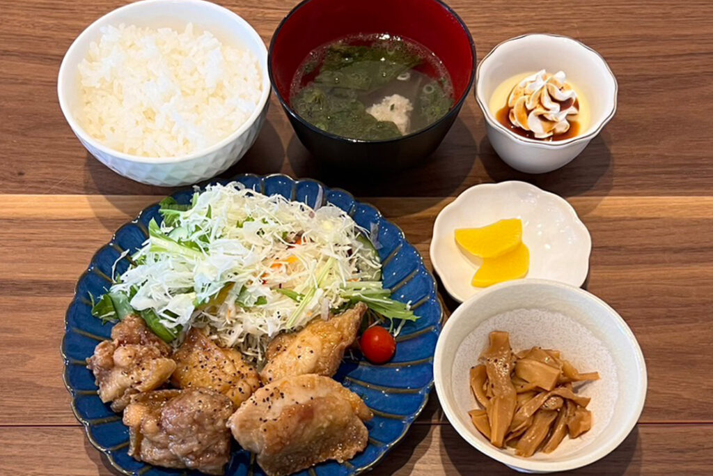 鶏の甘辛ダレ定食。富山県砺波市の定食・居酒屋サンタス食堂のフードメニュー。