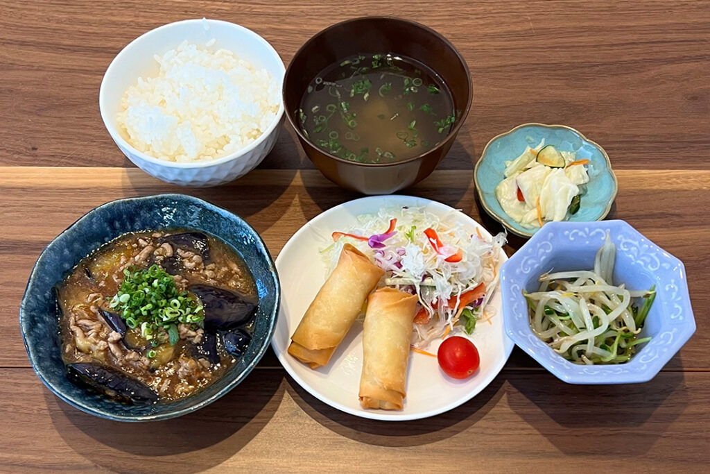 麻婆茄子＆春巻き定食。富山県砺波市の定食・居酒屋サンタス食堂のフードメニュー。