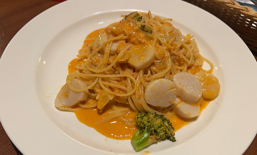 砺波市のイタリアン「プチプレッソ」。メニュー。紅ズワイガニとホタテのスパゲッティーニトマトクリームソース。