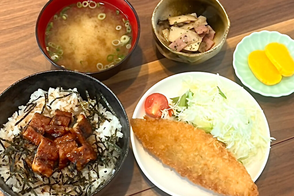 うなぎご飯＆白身魚フライ定食。富山県砺波市の定食・居酒屋サンタス食堂のフードメニュー