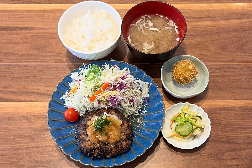 おろしポン酢ハンバーグ定食。富山県砺波市の定食・居酒屋サンタス食堂のフードメニュー