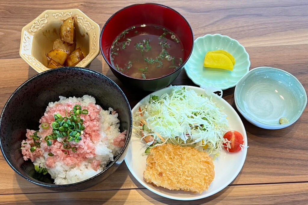 ねぎとろ丼＆エビカツ定食。富山県砺波市の定食・居酒屋サンタス食堂のフードメニュー