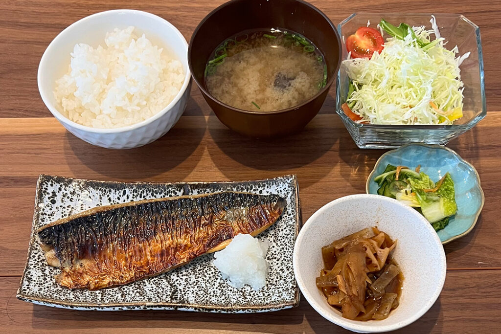 サバの塩焼き定食。富山県砺波市の定食・居酒屋サンタス食堂のフードメニュー