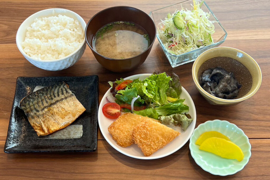 サバの照り焼き定食。富山県砺波市の定食・居酒屋サンタス食堂のフードメニュー