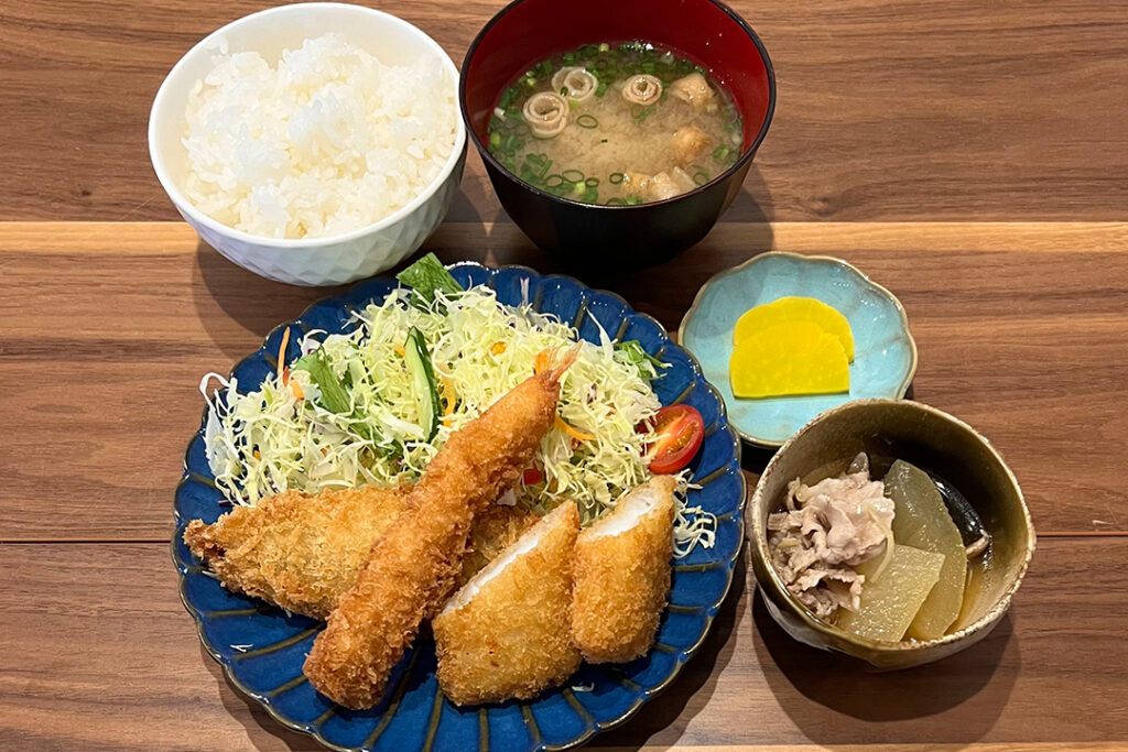 シーフードフライ定食。富山県砺波市の定食・居酒屋サンタス食堂のフードメニュー