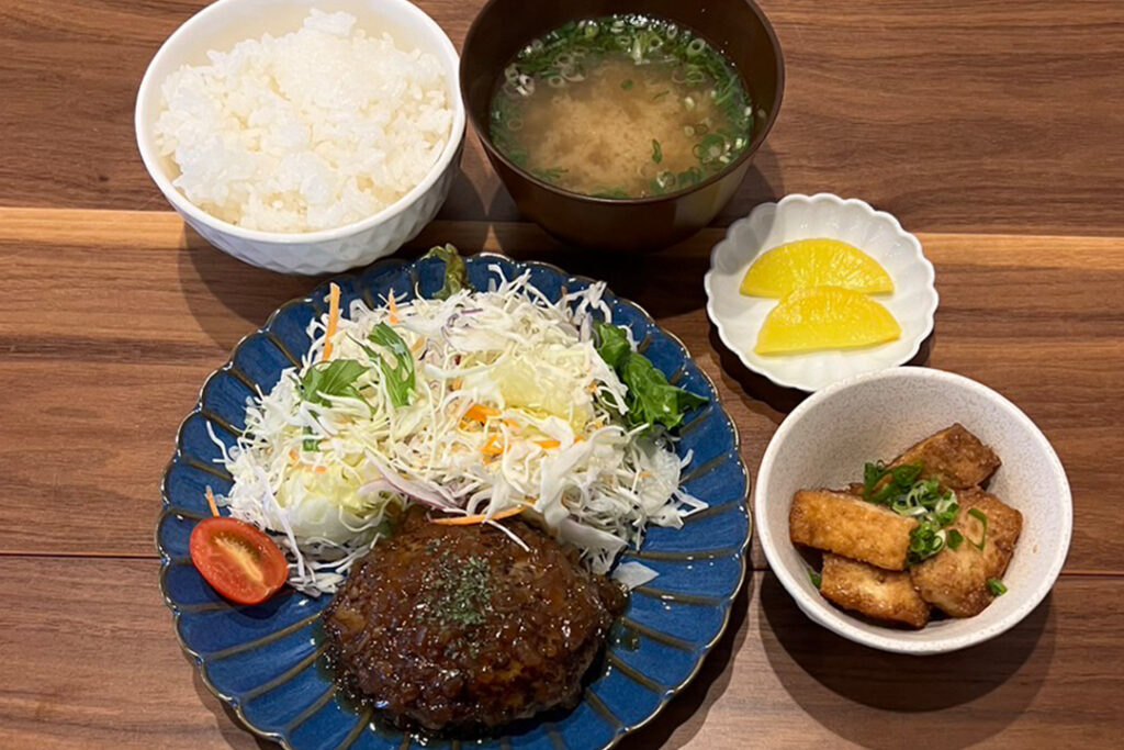 ハンバーグオニポンソース定食。富山県砺波市の定食・居酒屋サンタス食堂のフードメニュー