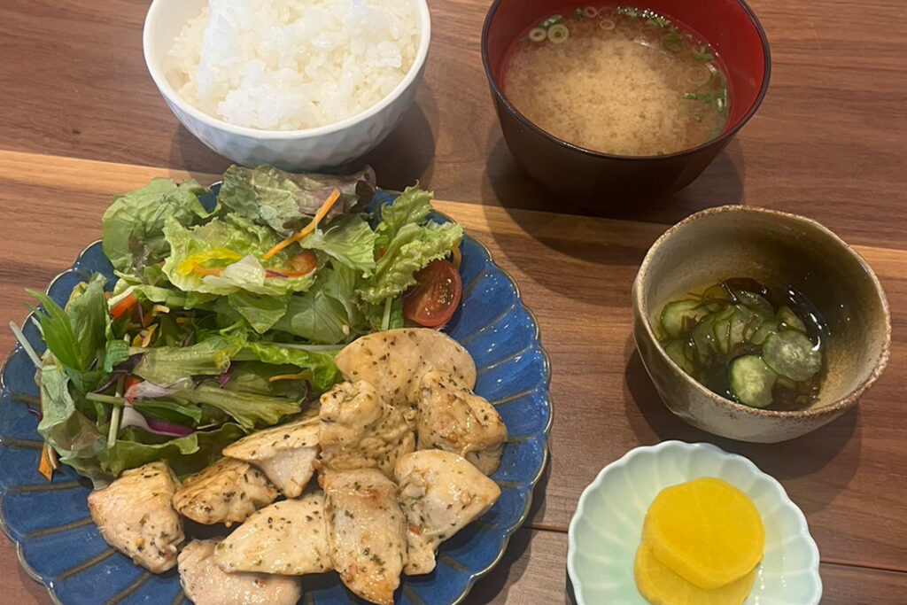 バジルチキンソテー定食。富山県砺波市の定食・居酒屋サンタス食堂のフードメニュー