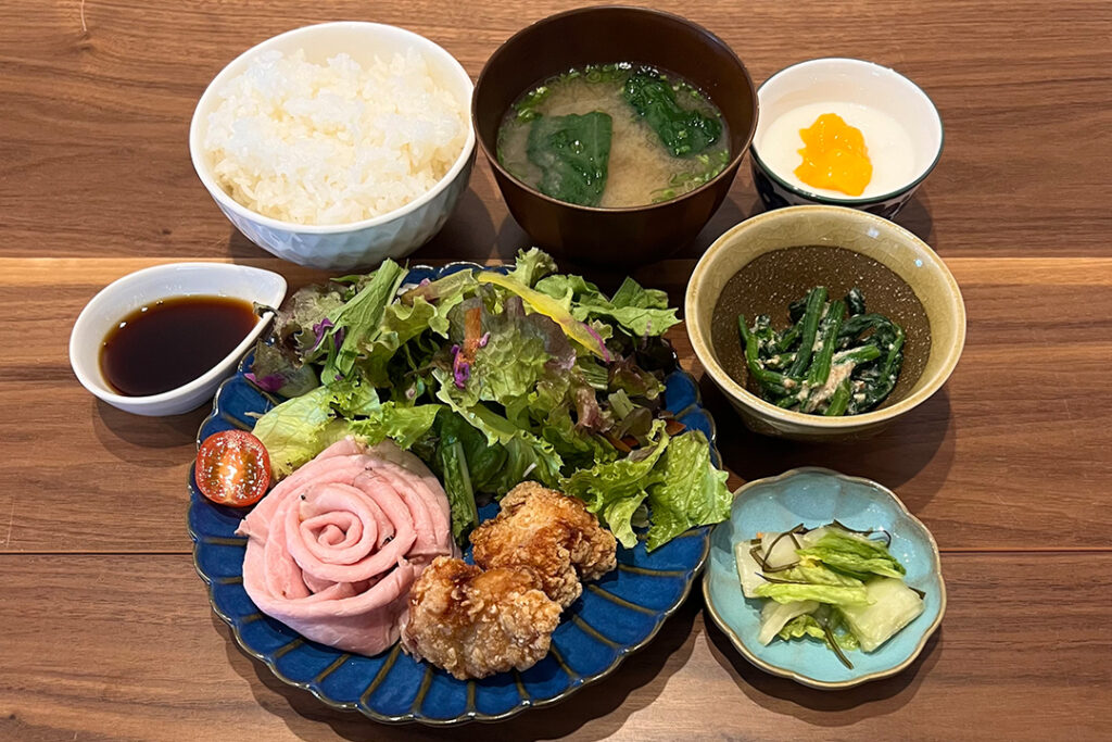 ローストポーク定食。富山県砺波市の定食・居酒屋サンタス食堂のフードメニュー