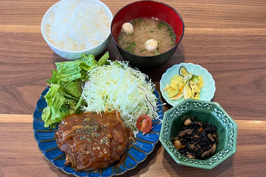 煮込みハンバーグ定食。富山県砺波市の定食・居酒屋サンタス食堂のフードメニュー