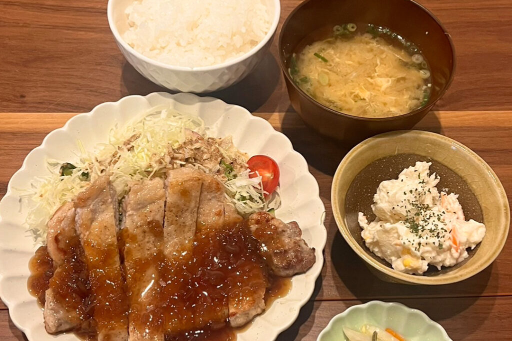 豚ロースのオニポンソテー定食。富山県砺波市の定食・居酒屋サンタス食堂のフードメニュー