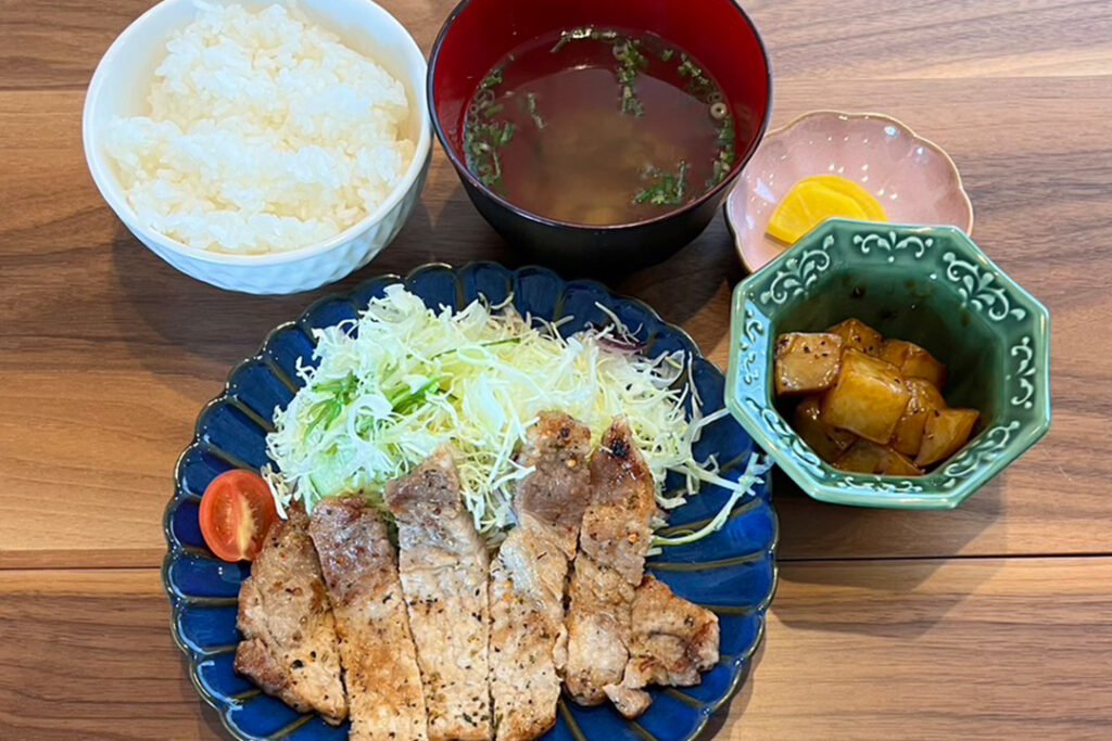 豚ロースのバジルソテー定食。富山県砺波市の定食・居酒屋サンタス食堂のフードメニュー