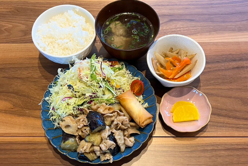 豚肉とナスの味噌炒め定食。富山県砺波市の定食・居酒屋サンタス食堂のフードメニュー