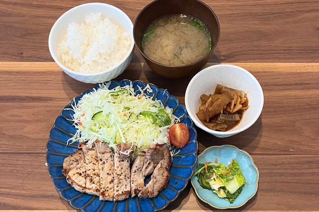 豚肉のソテー定食。富山県砺波市の定食・居酒屋サンタス食堂のフードメニュー