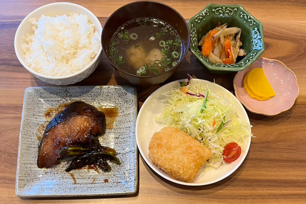 銀ダラの照り焼定食。富山県砺波市の定食・居酒屋サンタス食堂のフードメニュー