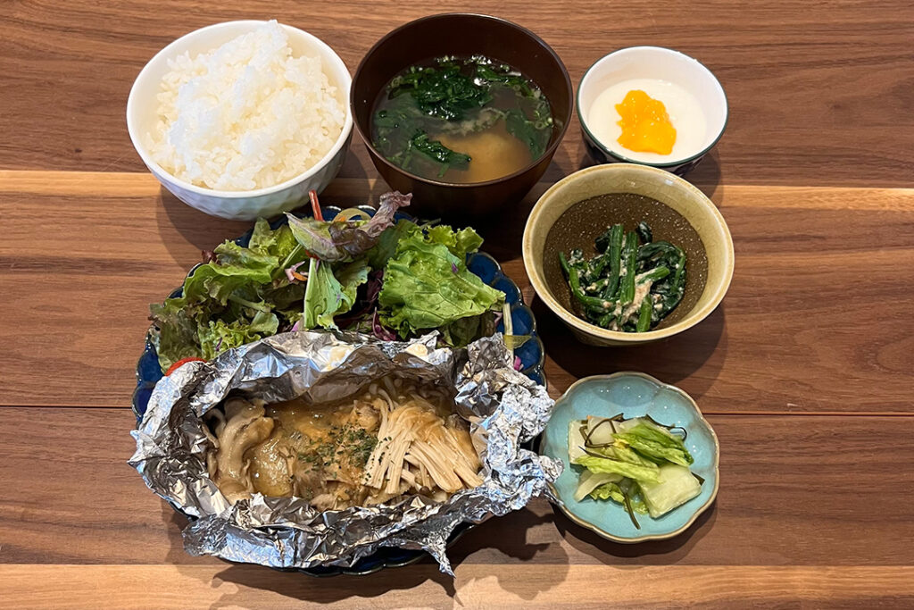 鮭とキノコのホイル焼き定食。富山県砺波市の定食・居酒屋サンタス食堂のフードメニュー