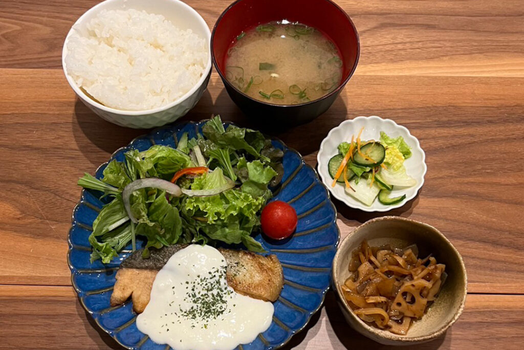 鮭のムニエルホワイトソース定食。富山県砺波市の定食・居酒屋サンタス食堂のフードメニュー。