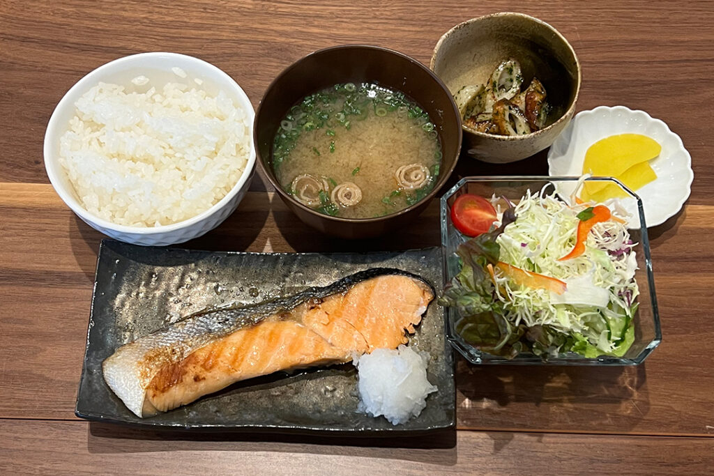 鮭の塩焼き定食。富山県砺波市の定食・居酒屋サンタス食堂のフードメニュー