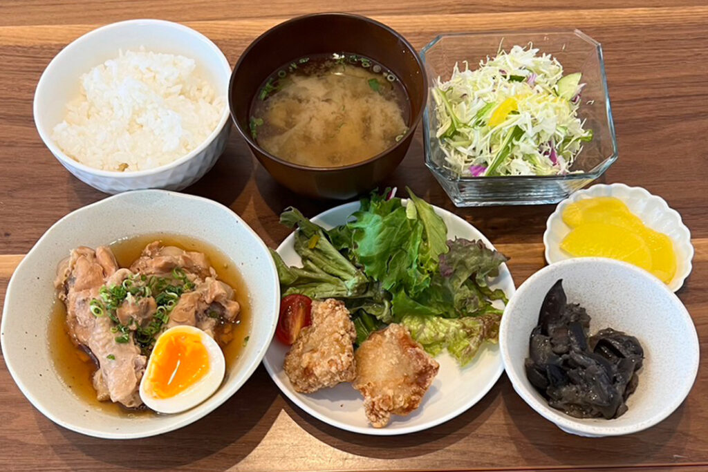 鶏のほろほろ煮定食。富山県砺波市の定食・居酒屋サンタス食堂のフードメニュー