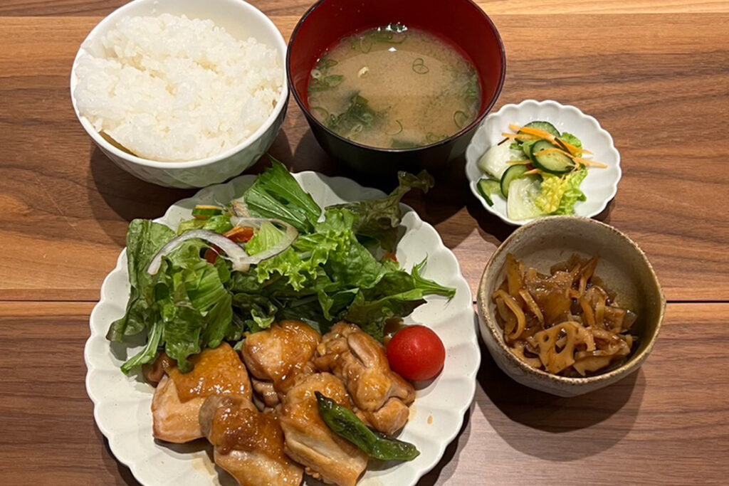 鶏の照り焼定食。富山県砺波市の定食・居酒屋サンタス食堂のフードメニュー。