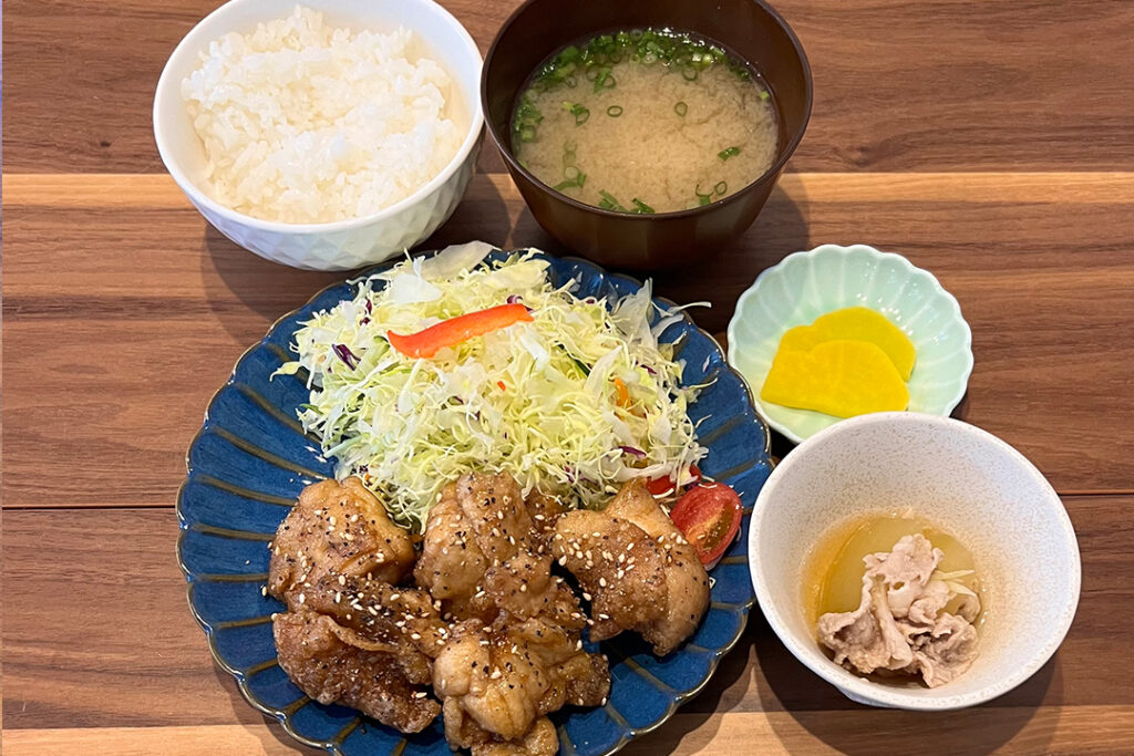 鶏の甘辛たれ定食。富山県砺波市の定食・居酒屋サンタス食堂のフードメニュー