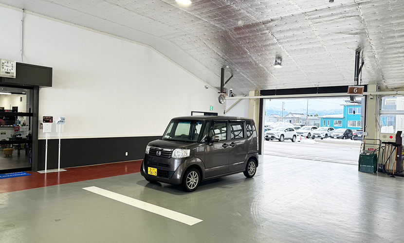砺波市の会員制複合施設sanTas（サンタス）のTIRE BASE（タイヤベース）。停止線までお車を入庫してください。