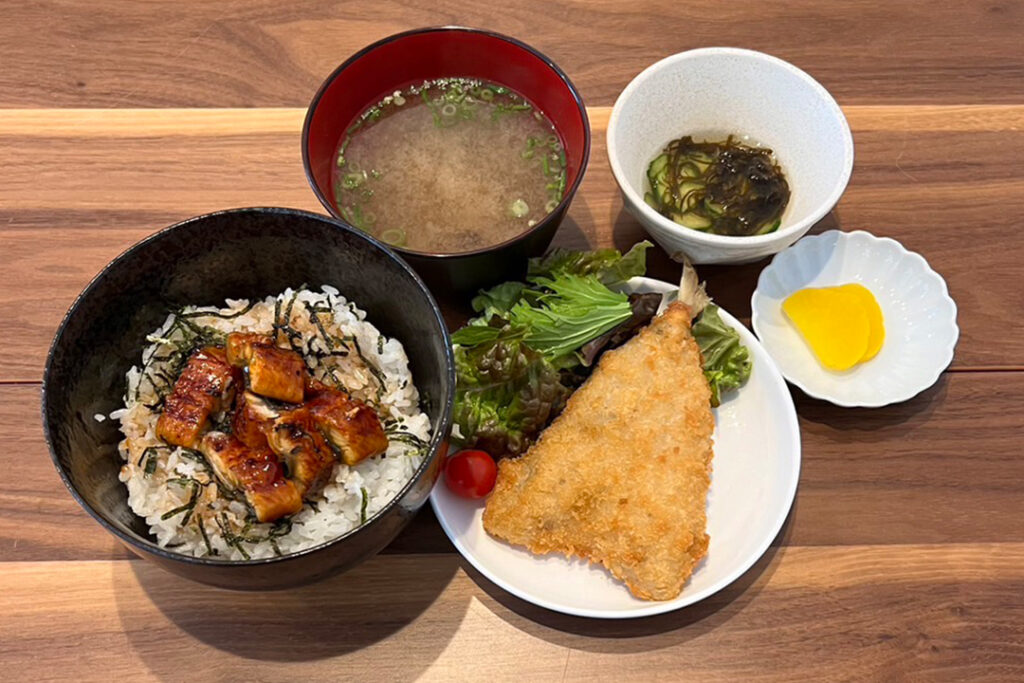 うなぎご飯＆アジフライ定食。富山県砺波市の定食・居酒屋サンタス食堂のフードメニュー