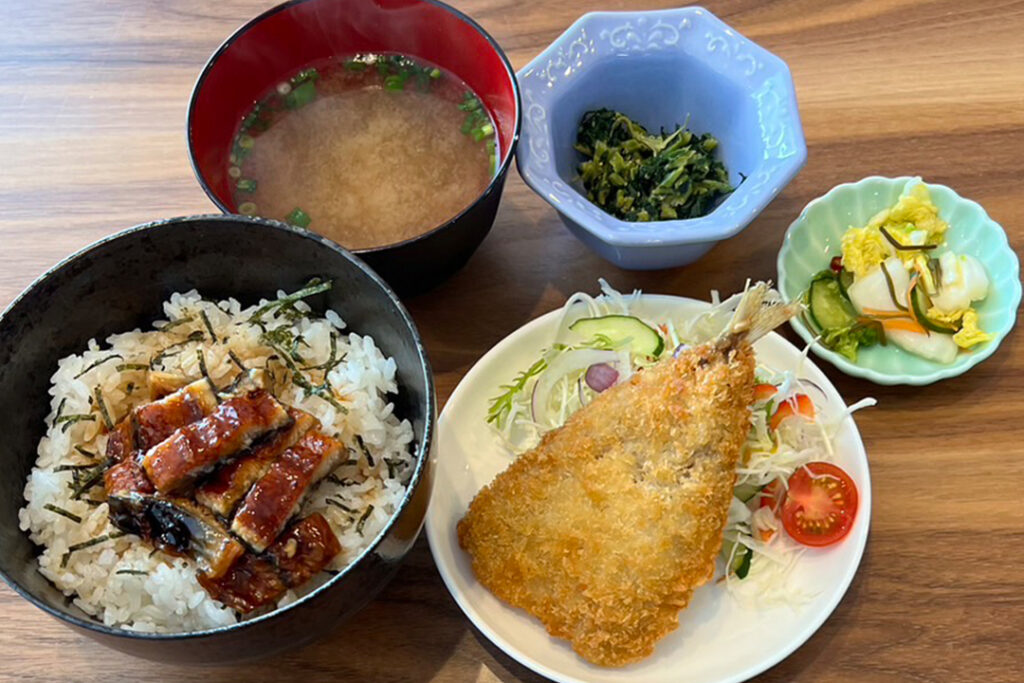 うなぎご飯＆アジフライ定食。富山県砺波市の定食・居酒屋サンタス食堂のフードメニュー