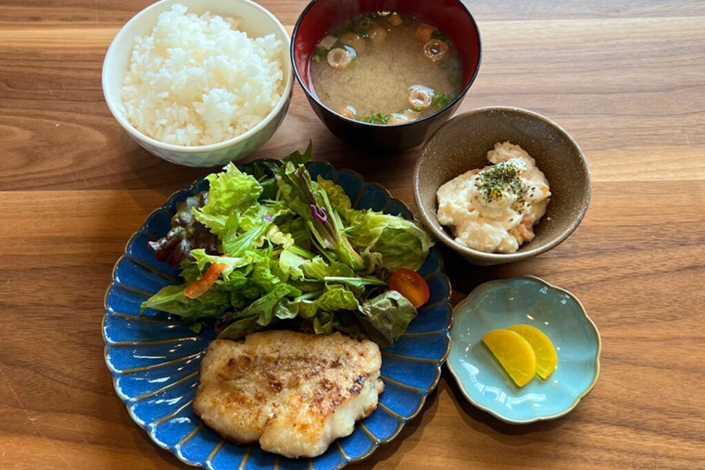 タラのムニエル定食。富山県砺波市の定食・居酒屋サンタス食堂のフードメニュー