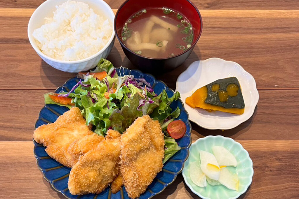 チキンカツ定食。富山県砺波市の定食・居酒屋サンタス食堂のフードメニュー