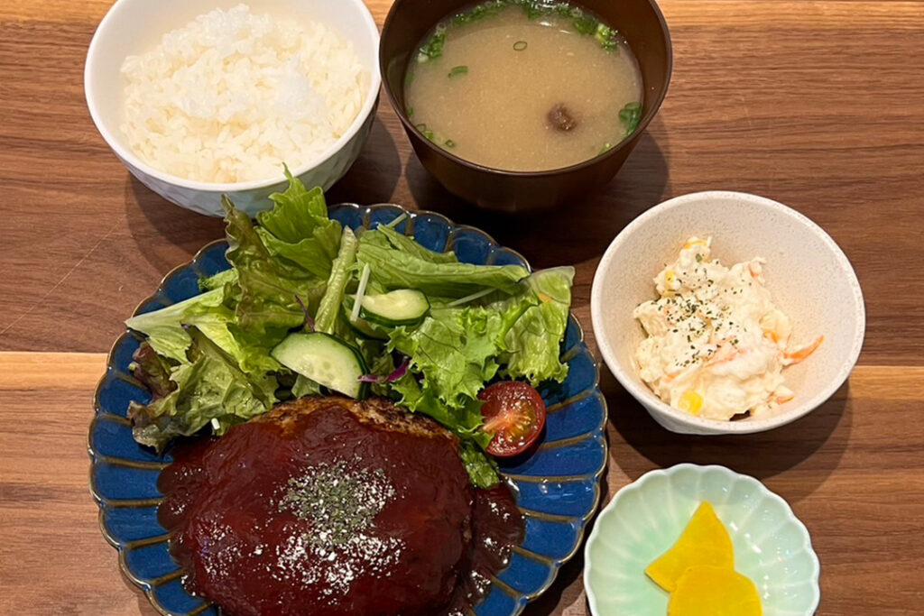ハンバーグケチャップソース定食。富山県砺波市の定食・居酒屋サンタス食堂のフードメニュー