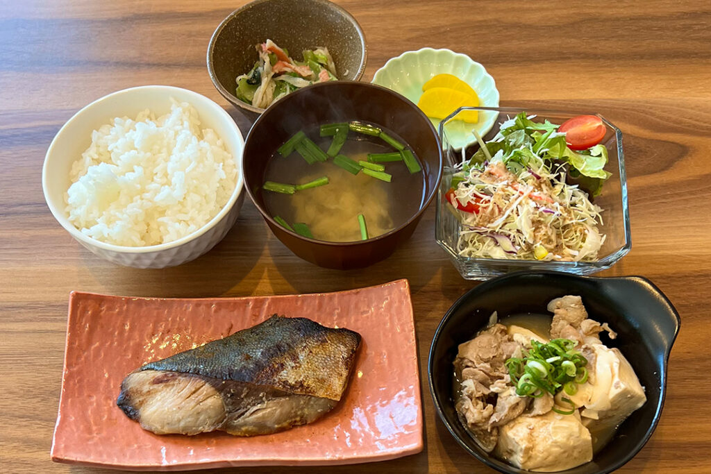 ブリの味噌漬け焼定食。富山県砺波市の定食・居酒屋サンタス食堂のフードメニュー