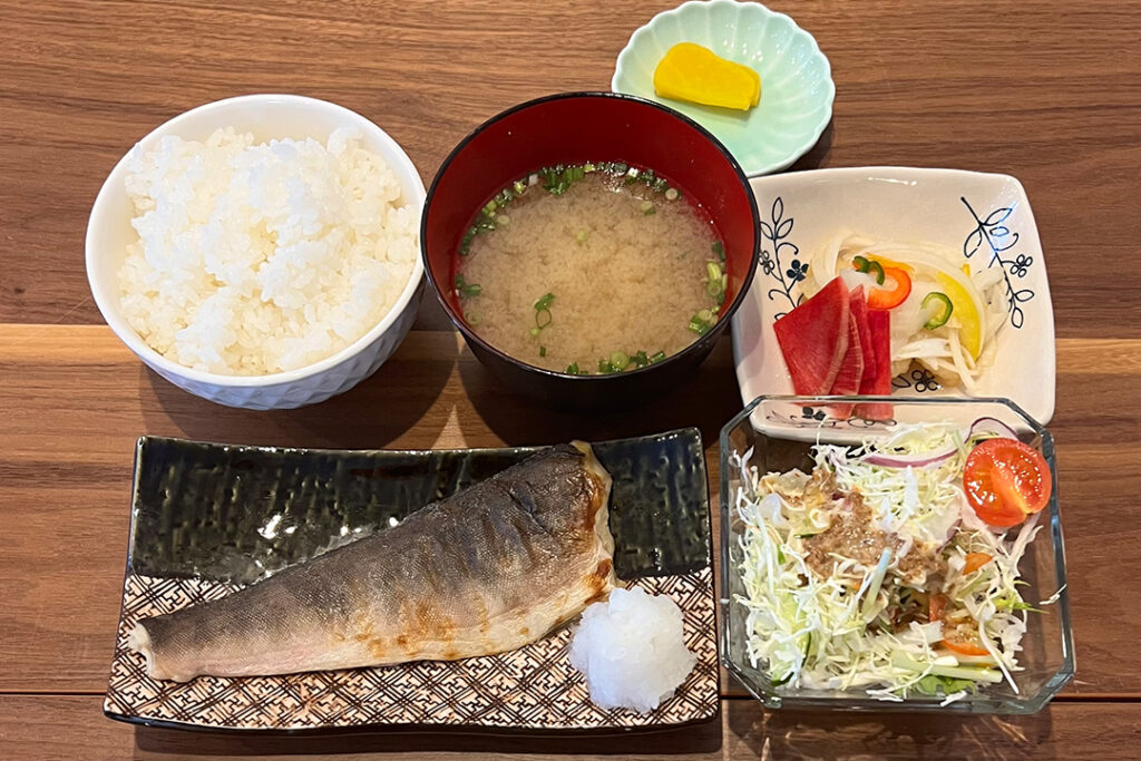 ホッケの塩焼き定食。富山県砺波市の定食・居酒屋サンタス食堂のフードメニュー