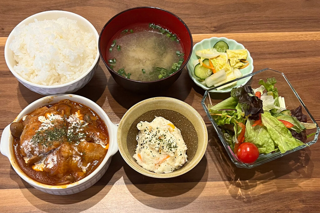 煮込みチキン定食。富山県砺波市の定食・居酒屋サンタス食堂のフードメニュー