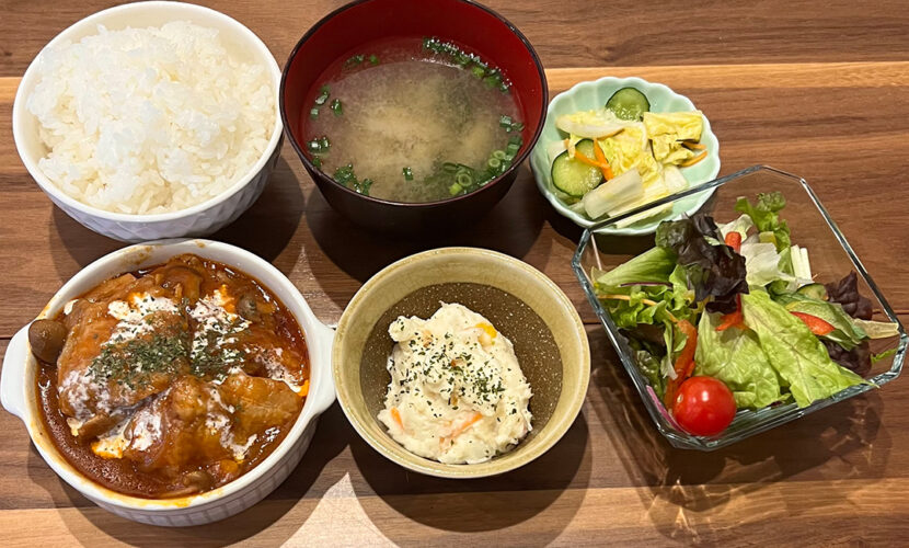 煮込みチキン定食。富山県砺波市の定食・居酒屋サンタス食堂のフードメニュー