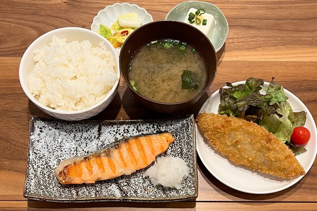 鮭の塩焼き定食。富山県砺波市の定食・居酒屋サンタス食堂のフードメニュー