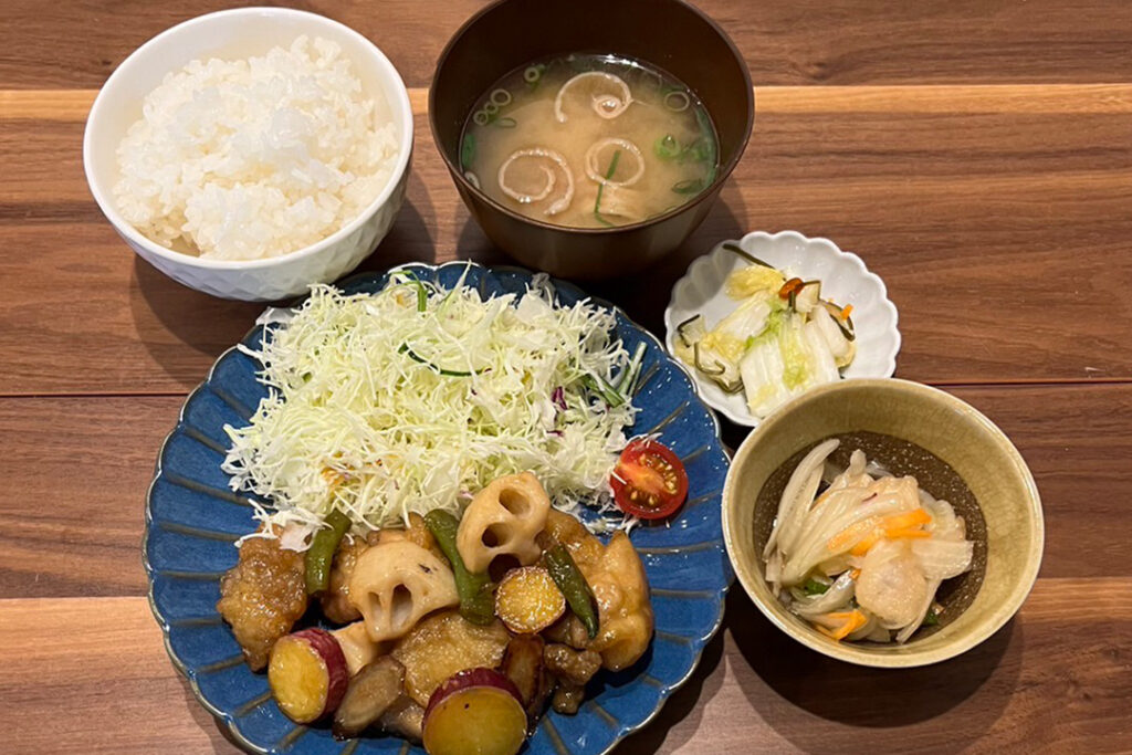 鶏と根菜の甘酢あん定食。富山県砺波市の定食・居酒屋サンタス食堂のフードメニュー