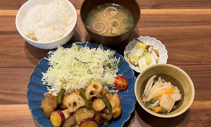 鶏と根菜の甘酢あん定食。富山県砺波市の定食・居酒屋サンタス食堂のフードメニュー