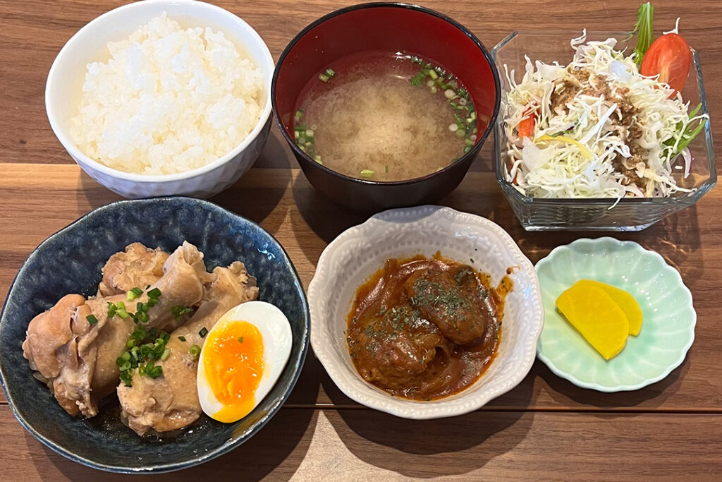 鶏のホロホロ煮定食。富山県砺波市の定食・居酒屋サンタス食堂のフードメニュー