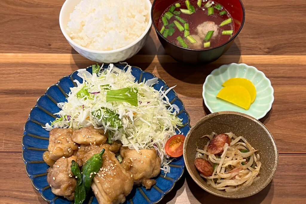 鶏の甘辛柚子胡椒たれ定食。富山県砺波市の定食・居酒屋サンタス食堂のフードメニュー