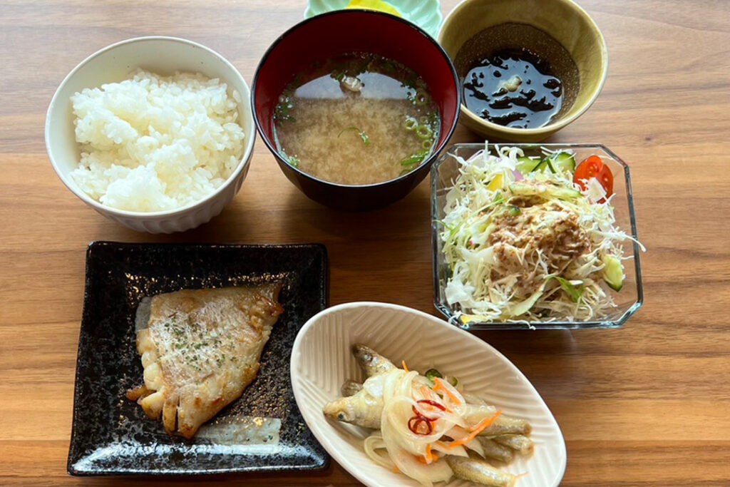 たらのムニエル定食。富山県砺波市の定食・居酒屋サンタス食堂のフードメニュー