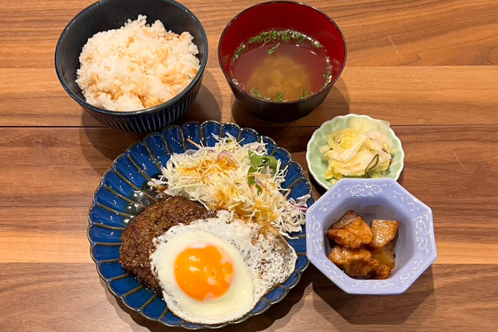 てりたまハンバーグ定食。富山県砺波市の定食・居酒屋サンタス食堂のフードメニュー