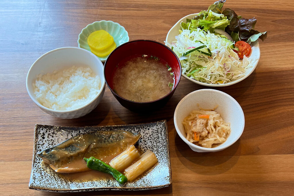 サバ味噌定食。富山県砺波市の定食・居酒屋サンタス食堂のフードメニュー