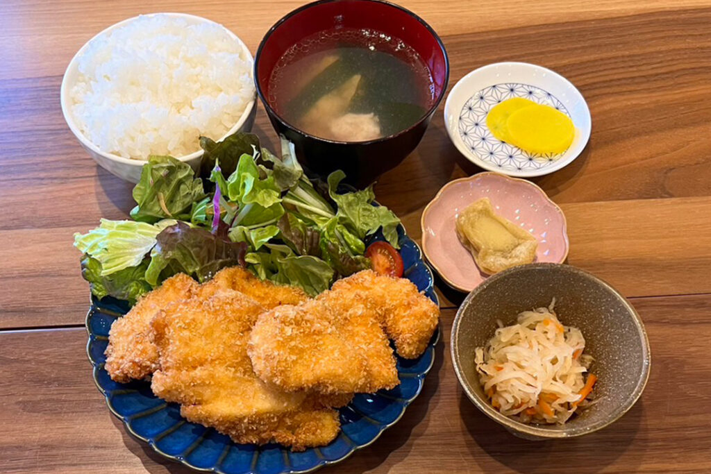 チキンカツ定食。富山県砺波市の定食・居酒屋サンタス食堂のフードメニュー