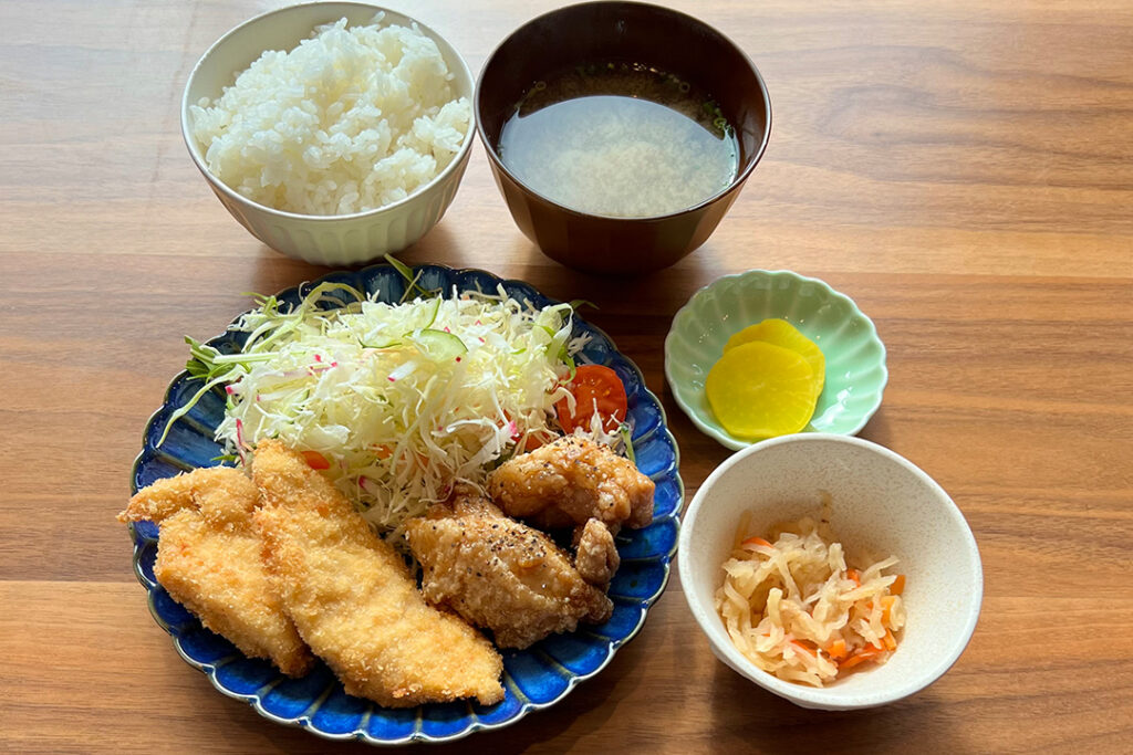 チキンカツ＆鶏の甘辛ダレ定食。富山県砺波市の定食・居酒屋サンタス食堂のフードメニュー