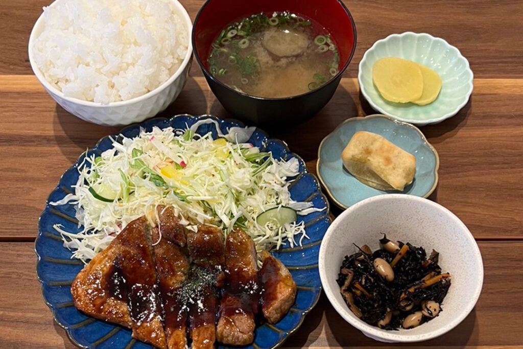 トンテキ定食。富山県砺波市の定食・居酒屋サンタス食堂のフードメニュー