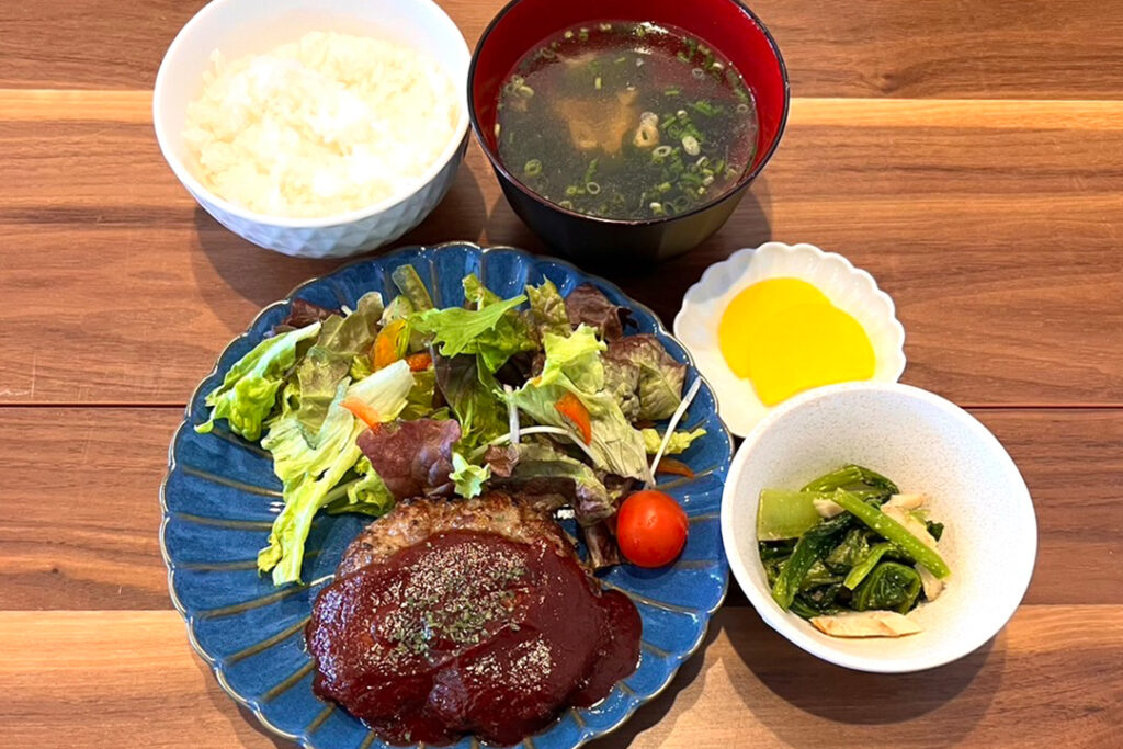 ハンバーグ定食。富山県砺波市の定食・居酒屋サンタス食堂のフードメニュー