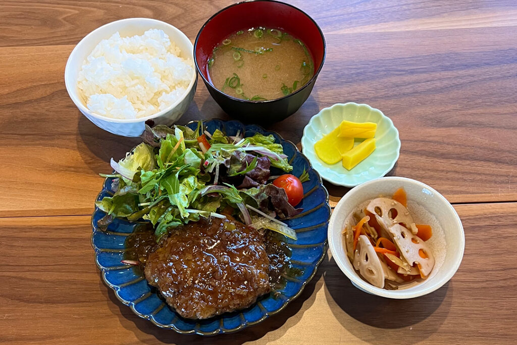 ハンバーグオニポンソース定食。富山県砺波市の定食・居酒屋サンタス食堂のフードメニュー