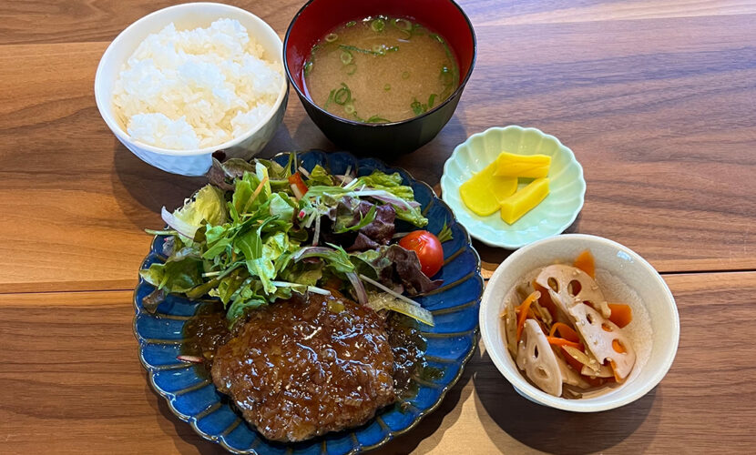 ハンバーグオニポンソース定食。富山県砺波市の定食・居酒屋サンタス食堂のフードメニュー
