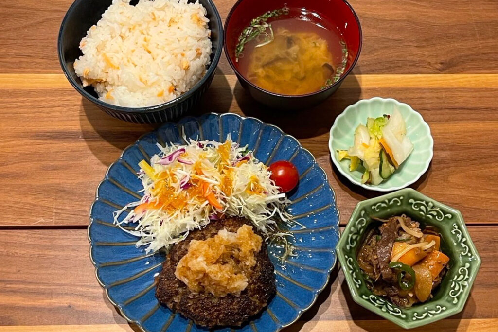 和風ハンバーグ定食。富山県砺波市の定食・居酒屋サンタス食堂のフードメニュー